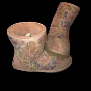 Super Cute Rare Floral Uggs Women’s Size 8 Wide 8W Used